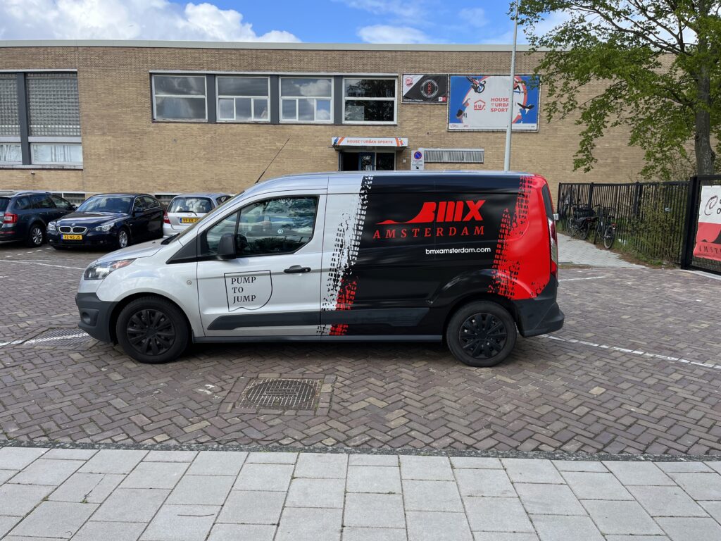 Partial wrap op personenauto voor bedrijfsbranding, aangebracht door PlakPower in de regio Haarlem
