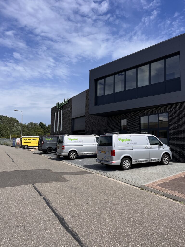 Consistente wagenparkbranding op meerdere voertuigen voor één bedrijf, verzorgd door PlakPower Noord-Holland