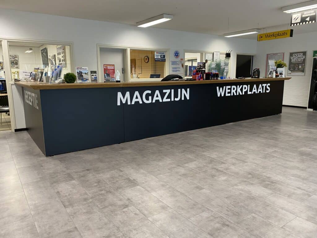 Wayfinding en bewegwijzeringssysteem in bedrijfspand, gerealiseerd door PlakPower in Noord-Holland