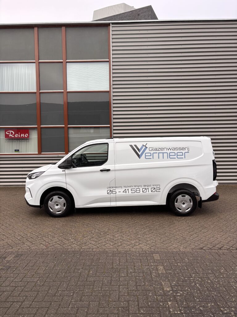 Professionele autobelettering op bestelwagen met bedrijfslogo, uitgevoerd door PlakPower Haarlem