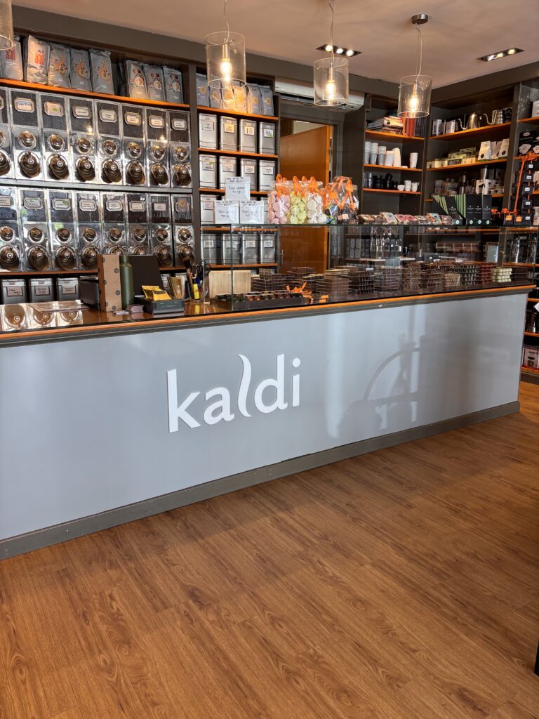 Interieur signing en wanddecoratie voor Kaldi koffie, aangebracht door PlakPower