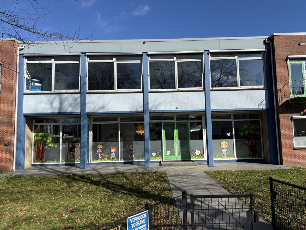 Raamfolie met kleurrijke decoratie voor kinderdagverblijf WestWijs in Rijssenhout, door PlakPower