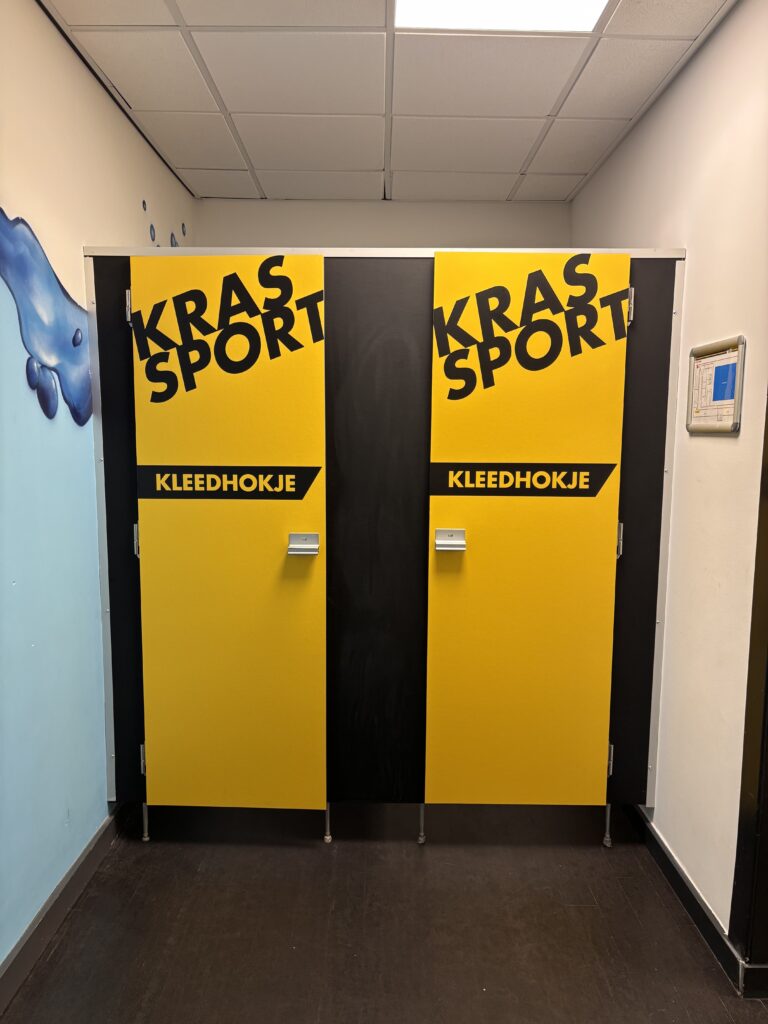 Signing en reclame-uitingen voor Kras Sport in Velserbroek, gerealiseerd door PlakPower