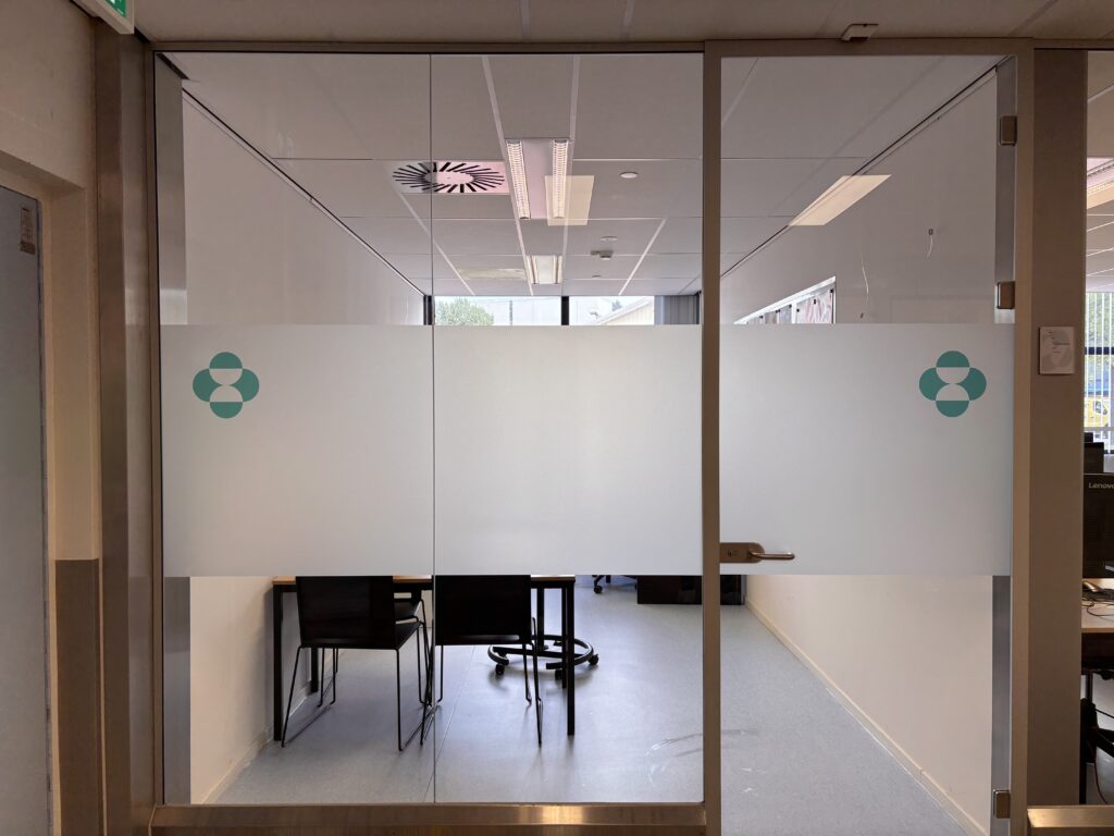 Interieur signing en bewegwijzering voor MSD in Haarlem, gerealiseerd door PlakPower