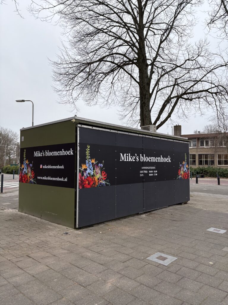 Gevelreclame en belettering voor Mike's Bloemenhoek in Santpoort-Zuid, uitgevoerd door PlakPower