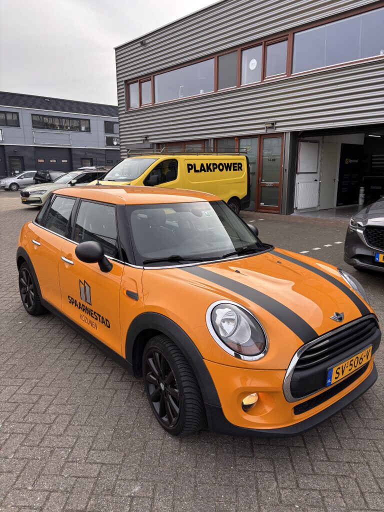 Volledige autobelettering en striping op bedrijfsauto met logo en contactgegevens, uitgevoerd door PlakPower in Noord-Holland