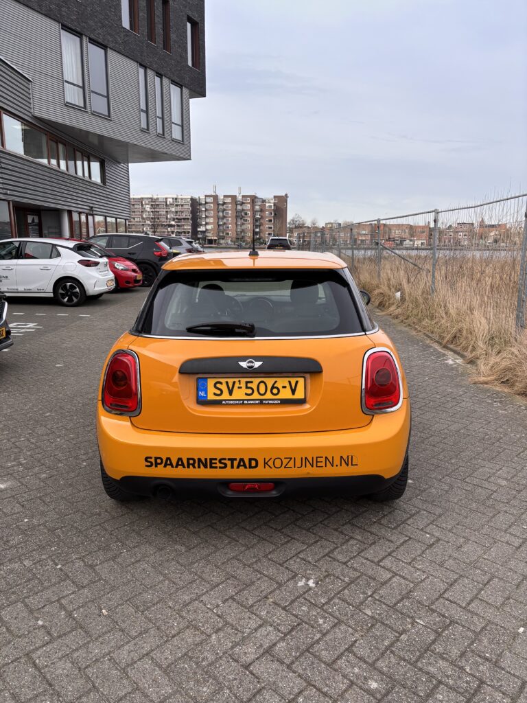 Autobelettering Mini Cooper met logo en contactgegevens voor Spaarnestad Kozijnen.