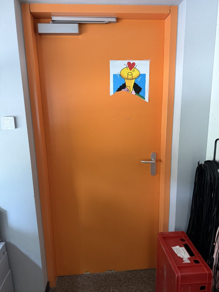 Oranje deur bij het Coornhert Lyceum voor het wrappen