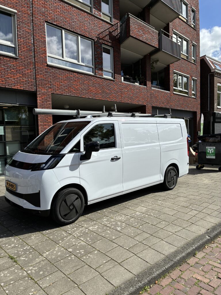 Witte bedrijfsbus van Vivere voorafgaand aan de voertuigbelettering