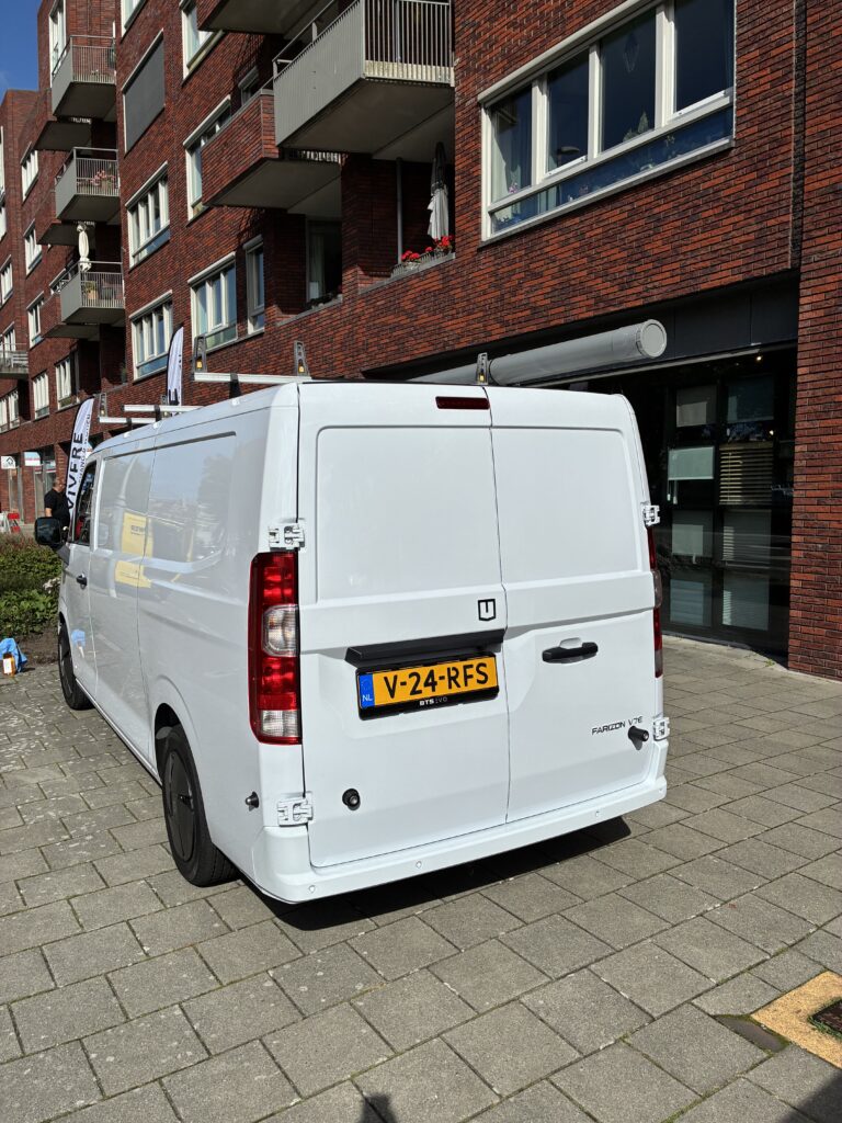 Achterzijde van de witte Vivere bedrijfsbus voor het aanbrengen van de belettering