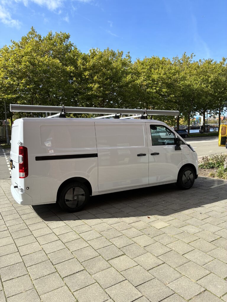 Witte bedrijfsbus van Vivere voor het aanbrengen van de belettering