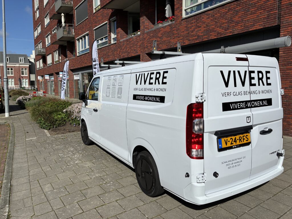 Bedrijfsbus van Vivere met belettering op de zijkant en achterdeuren