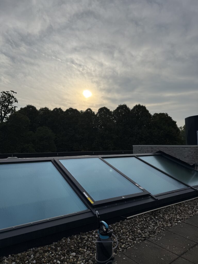 Dakglas tijdens het aanbrengen van melkglasfolie bij Wildhoef