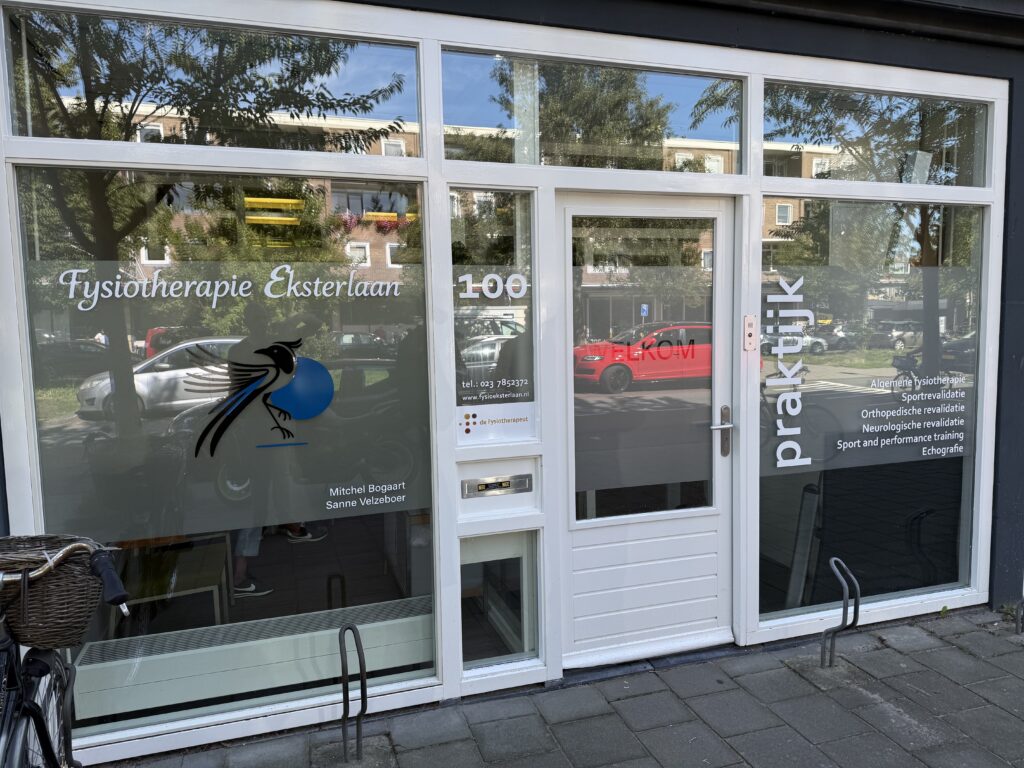 Voorgevel van Fysiotherapie Eksterlaan in Haarlem met raamfolie, logo en witte raambelettering