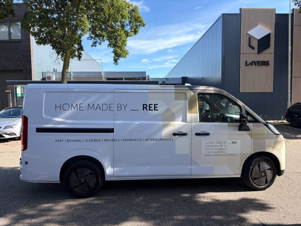 Bedrijfswagen van Home Made by Ree met voertuigbelettering en partial wrap in Heemstede.