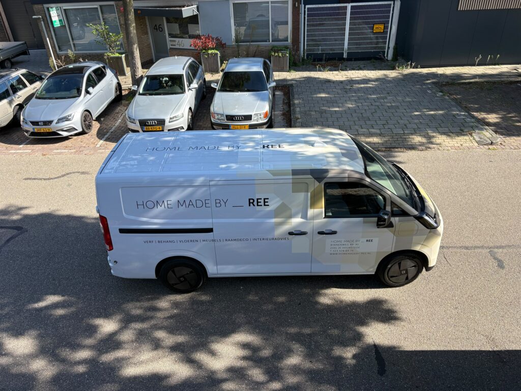 Bovenaanzicht van de bedrijfswagen van Home Made by Ree met geometrische partial wrap en belettering op het dak.